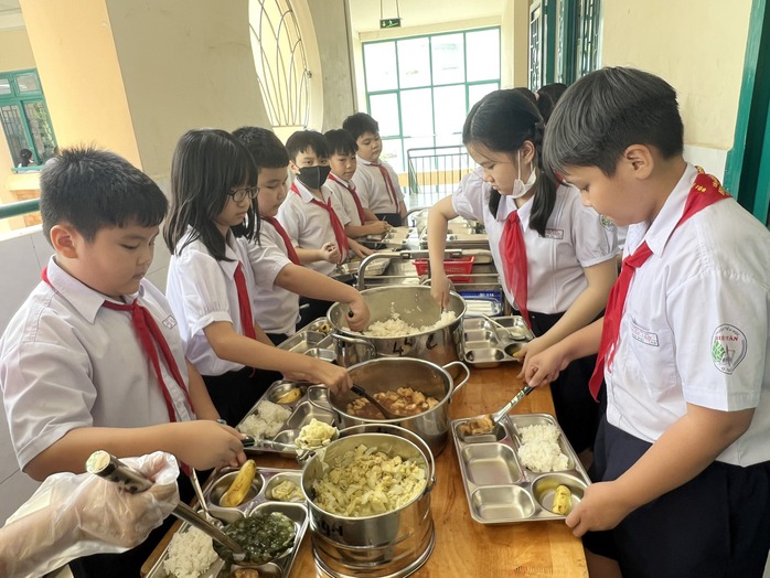 Học sinh Trường Tiểu học Hiệp Tân (quận Tân Phú, TP HCM) tự chuẩn bị bữa ăn trưa Học sinh Trường Tiểu học Hiệp Tân (quận Tân Phú, TP HCM) tự chuẩn bị bữa ăn trưa