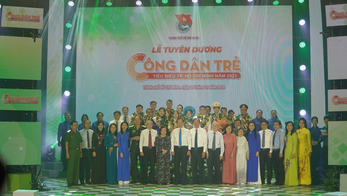 Các nguyên lãnh đạo, lãnh đạo Nhà nước và TP HCM chúc mừng Công dân trẻ tiêu biểu TP HCM năm 2023 tại lễ tuyên dương Các nguyên lãnh đạo, lãnh đạo Nhà nước và TP HCM chúc mừng Công dân trẻ tiêu biểu TP HCM năm 2023 tại lễ tuyên dương