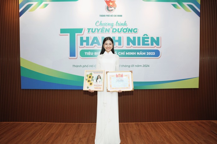 Hoa hậu Nguyễn Thanh Hà nhận bằng khen "Thanh niên tiêu biểu TP HCM 2023"
- Ảnh 1. Hoa hậu Nguyễn Thanh Hà nhận bằng khen "Thanh niên tiêu biểu TP HCM 2023"
- Ảnh 1.