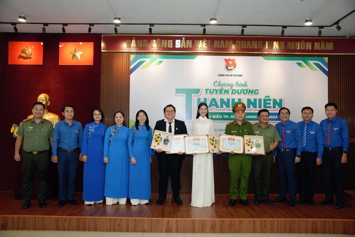 Hoa hậu Nguyễn Thanh Hà nhận bằng khen "Thanh niên tiêu biểu TP HCM 2023"
- Ảnh 2. Hoa hậu Nguyễn Thanh Hà nhận bằng khen "Thanh niên tiêu biểu TP HCM 2023"
- Ảnh 2.