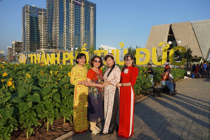 Vườn hoa hướng dương ven sông Sài Gòn nườm nượp khách ngày đầu năm- Ảnh 3. Vườn hoa hướng dương ven sông Sài Gòn nườm nượp khách ngày đầu năm- Ảnh 3.