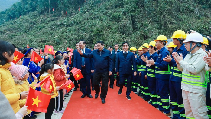 Lãnh đạo Chính phủ và đoàn công tác cũng như nhân dân các dân tộc tỉnh Cao Bằng vui mừng trước lễ khởi
