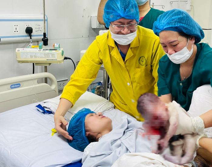 Người bố trẻ xúc động chứng kiến vợ "vượt cạn" lúc 0 giờ ngày 1-1-2024- Ảnh 3. Người bố trẻ xúc động chứng kiến vợ "vượt cạn" lúc 0 giờ ngày 1-1-2024- Ảnh 3.