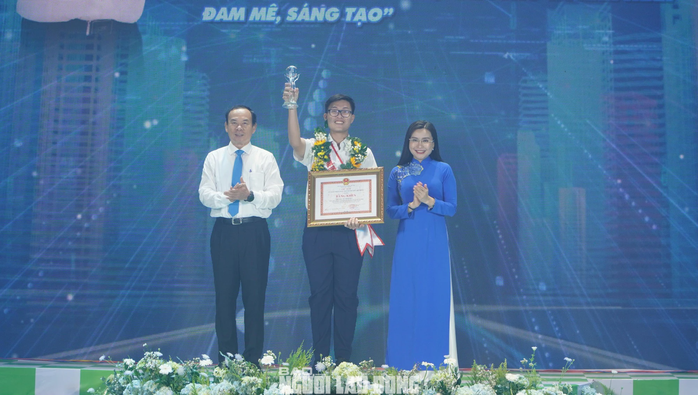 Ông Phan Văn Mãi: Mong công dân trẻ luôn giữ cho mình trái tim ấm áp, lòng nhân ái- Ảnh 1. Ông Phan Văn Mãi: Mong công dân trẻ luôn giữ cho mình trái tim ấm áp, lòng nhân ái- Ảnh 1.
