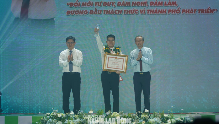 Ông Phan Văn Mãi: Mong công dân trẻ luôn giữ cho mình trái tim ấm áp, lòng nhân ái- Ảnh 3. Ông Phan Văn Mãi: Mong công dân trẻ luôn giữ cho mình trái tim ấm áp, lòng nhân ái- Ảnh 3.