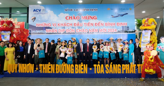 Bình Định hành khách đầu tiên đến từ Tp Hồ Chí Minh trên VN1392 Bình Định hành khách đầu tiên đến từ Tp Hồ Chí Minh trên VN1392