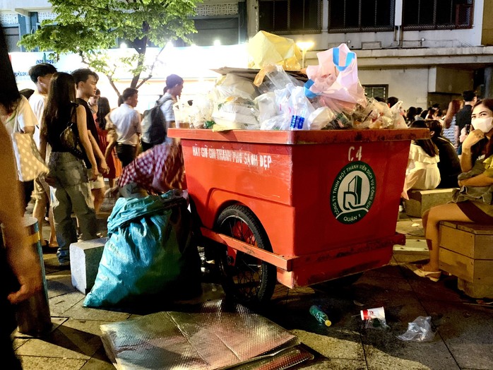 Đường phố ngập ngụa rác thải sau màn bắn pháo hoa- Ảnh 2.