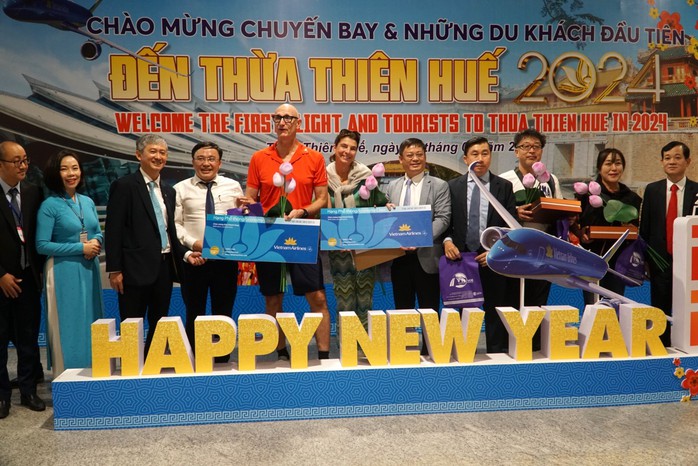 Huế đón khách đầu tiên đến từ Hà Nội trên VN1541 Huế đón khách đầu tiên đến từ Hà Nội trên VN1541