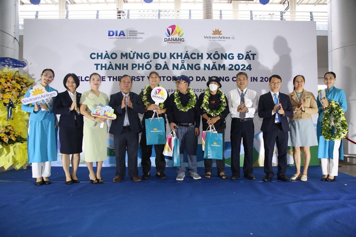 Ngày đầu năm, Đà Nẵng tổ chức lễ đón 3 chuyến bay chở khách du lịch- Ảnh 2. Ngày đầu năm, Đà Nẵng tổ chức lễ đón 3 chuyến bay chở khách du lịch- Ảnh 2.