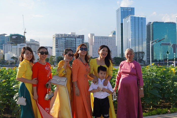 Vườn hoa hướng dương ven sông Sài Gòn nườm nượp khách ngày đầu năm- Ảnh 5. Vườn hoa hướng dương ven sông Sài Gòn nườm nượp khách ngày đầu năm- Ảnh 5.