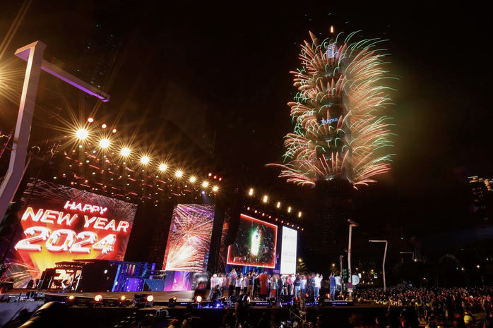 Châu Âu, châu Á sáng rực pháo hoa đón năm 2024- Ảnh 7. Châu Âu, châu Á sáng rực pháo hoa đón năm 2024- Ảnh 7.
