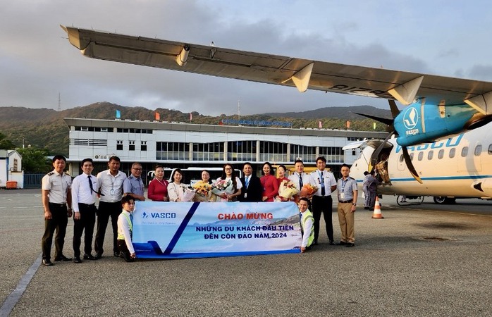 Vietnam Airlines đón du khách đầu tiên đến Côn Đảo Vietnam Airlines đón du khách đầu tiên đến Côn Đảo