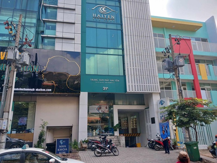 Loạn mổ mắt kỹ thuật cao: Trung tâm mắt "vượt rào"- Ảnh 1. Loạn mổ mắt kỹ thuật cao: Trung tâm mắt "vượt rào"- Ảnh 1.