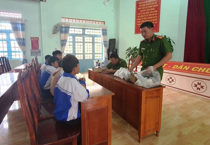 Rộ nạn học sinh chế tạo, mua bán pháo nổ- Ảnh 1. Rộ nạn học sinh chế tạo, mua bán pháo nổ- Ảnh 1.