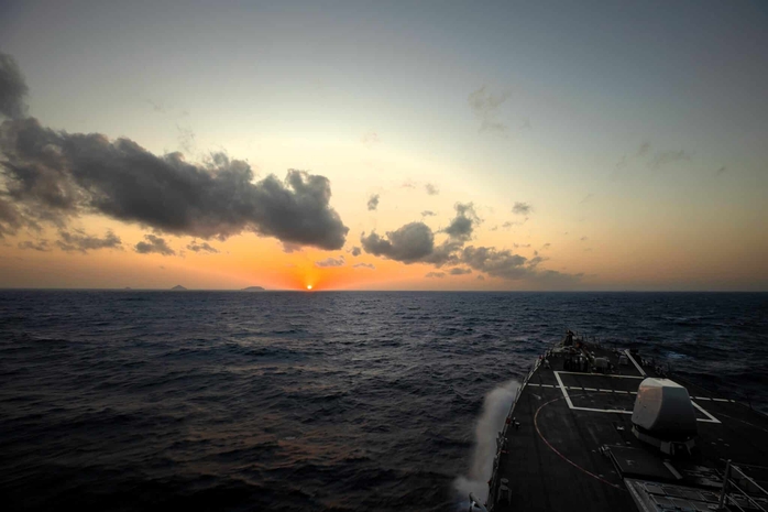 Tàu khu trục USS Laboon của Mỹ đi qua eo biển Bab al-Mandeb của biển Đỏ vào tháng 12-2023 Ảnh: HẢI QUÂN MỸ Tàu khu trục USS Laboon của Mỹ đi qua eo biển Bab al-Mandeb của biển Đỏ vào tháng 12-2023 Ảnh: HẢI QUÂN MỸ
