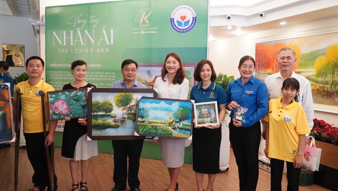 Mê mẩn với những bức tranh tạo ra từ người khuyết tật- Ảnh 1. Mê mẩn với những bức tranh tạo ra từ người khuyết tật- Ảnh 1.