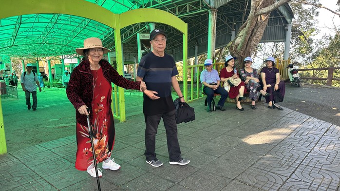 Nhiều cựu học sinh dù đã cao tuổi nhưng vẫn vượt đường xa để tham dự buổi gặp mặt Nhiều cựu học sinh dù đã cao tuổi nhưng vẫn vượt đường xa để tham dự buổi gặp mặt