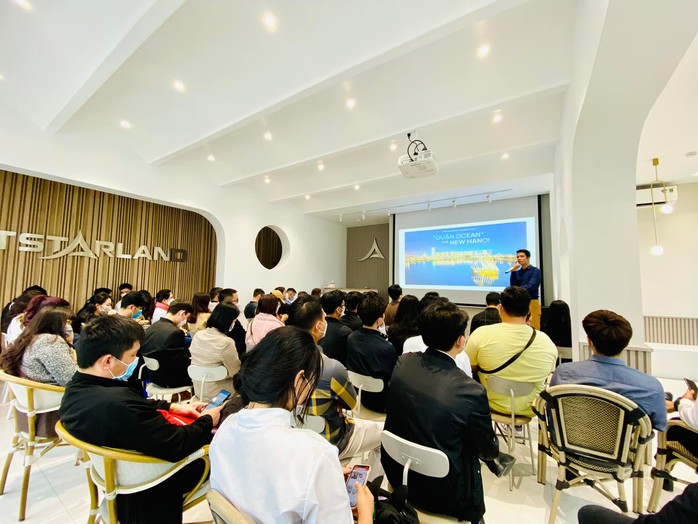 Đội ngũ nhân viên môi giới thế hệ mới thường xuyên được tham gia các khóa đào tạo sản phẩm chuyên sâu để nâng cao năng lực, am hiểu sản phẩm ở mọi phân khúc thị trường Đội ngũ nhân viên môi giới thế hệ mới thường xuyên được tham gia các khóa đào tạo sản phẩm chuyên sâu để nâng cao năng lực, am hiểu sản phẩm ở mọi phân khúc thị trường