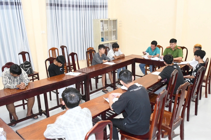 Trà Vinh: Triệu tập nhóm học sinh dùng mũ bảo hiểm đánh nam sinh bất tỉnh- Ảnh 1. Trà Vinh: Triệu tập nhóm học sinh dùng mũ bảo hiểm đánh nam sinh bất tỉnh- Ảnh 1.