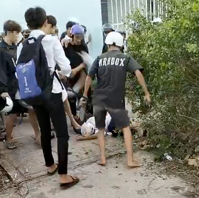 Trà Vinh: Triệu tập nhóm học sinh dùng mũ bảo hiểm đánh nam sinh bất tỉnh- Ảnh 2. Trà Vinh: Triệu tập nhóm học sinh dùng mũ bảo hiểm đánh nam sinh bất tỉnh- Ảnh 2.