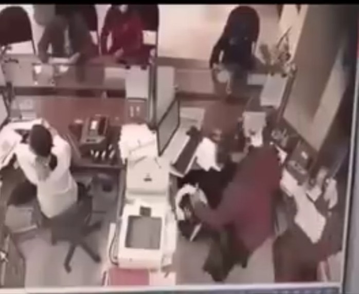 Phó giám đốc nhà máy cầm dao xông vào cướp ngân hàng- Ảnh 2. Phó giám đốc nhà máy cầm dao xông vào cướp ngân hàng- Ảnh 2.