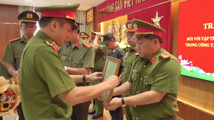 Thưởng nóng Ban Chuyên án bắt kẻ giết người, cướp xe SH- Ảnh 1. Thưởng nóng Ban Chuyên án bắt kẻ giết người, cướp xe SH- Ảnh 1.