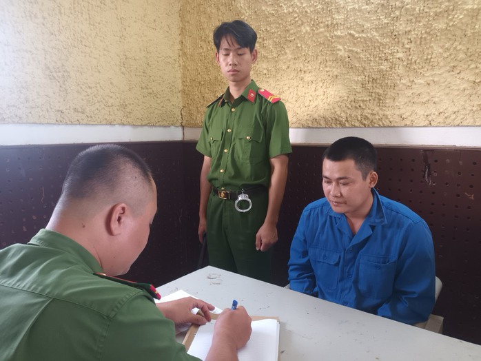 Bắt đối tượng lừa đảo làm sổ đỏ tinh vi, chiếm đoạt tiền của 28 hộ dân- Ảnh 1. Bắt đối tượng lừa đảo làm sổ đỏ tinh vi, chiếm đoạt tiền của 28 hộ dân- Ảnh 1.