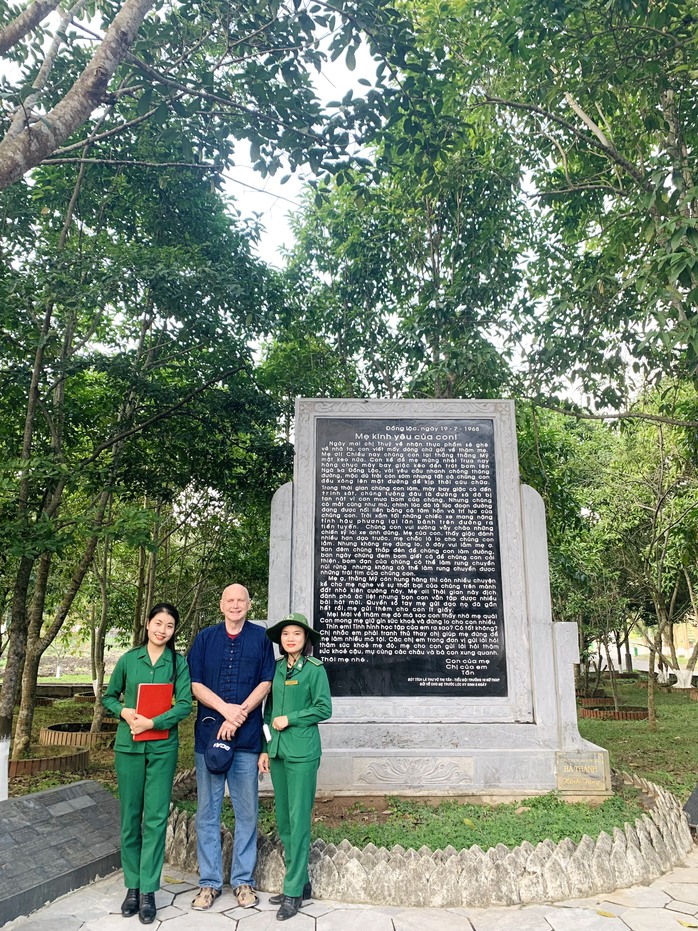 Những dòng lưu bút đầy xúc động của một du khách Mỹ tại Khu di tích Ngã Ba Đồng Lộc- Ảnh 2. Những dòng lưu bút đầy xúc động của một du khách Mỹ tại Khu di tích Ngã Ba Đồng Lộc- Ảnh 2.