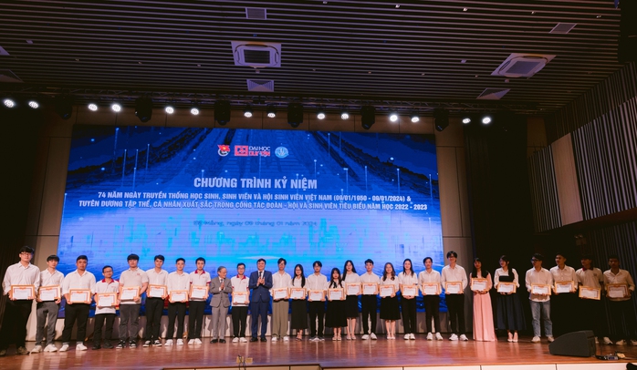Trường ĐH Duy Tân trao hơn 5 tỉ đồng cho sinh viên đạt thành tích cao- Ảnh 1. Trường ĐH Duy Tân trao hơn 5 tỉ đồng cho sinh viên đạt thành tích cao- Ảnh 1.