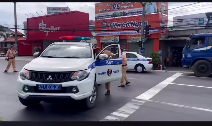 CLIP: Truy bắt tài xế lái ô tô ngông cuồng ở Tiền Giang- Ảnh 2. CLIP: Truy bắt tài xế lái ô tô ngông cuồng ở Tiền Giang- Ảnh 2.