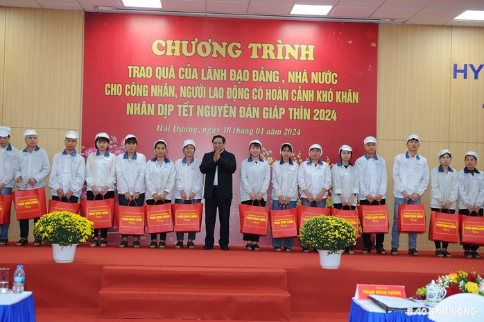 Thủ tướng Phạm Minh Chính tặng quà Tết công nhân lao động tỉnh Hải Dương- Ảnh 2. Thủ tướng Phạm Minh Chính tặng quà Tết công nhân lao động tỉnh Hải Dương- Ảnh 2.