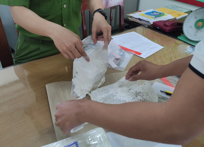 Gần 3 kg ma túy trôi dạt vào bờ biển- Ảnh 3. Gần 3 kg ma túy trôi dạt vào bờ biển- Ảnh 3.