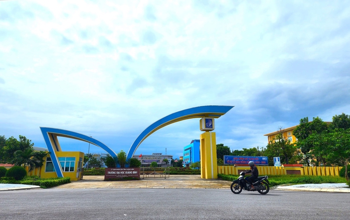 Trường ĐH Quảng Bình, nơi hàng trăm giảng viên đang kêu cứu vì bị nợ lương Ảnh: HOÀNG PHÚC Trường ĐH Quảng Bình, nơi hàng trăm giảng viên đang kêu cứu vì bị nợ lương Ảnh: HOÀNG PHÚC