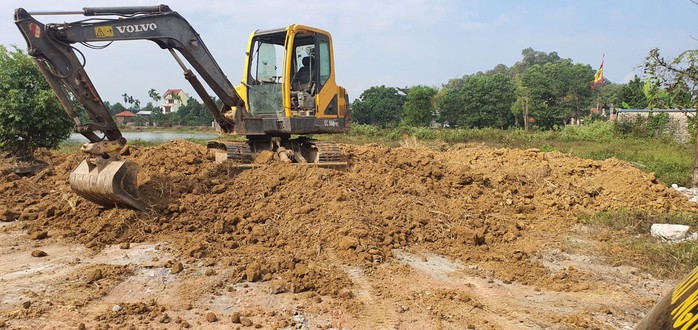 Tình trạng lấy đất màu từ đồng ruộng trái phép thường xảy ra dịp cuối năm