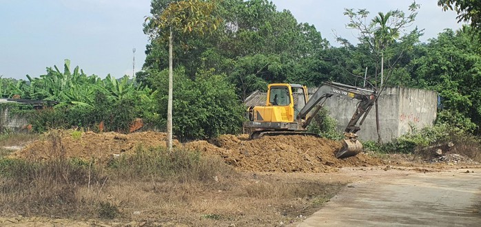 Tình trạng lấy đất màu từ đồng ruộng trái phép thường xảy ra dịp cuối năm