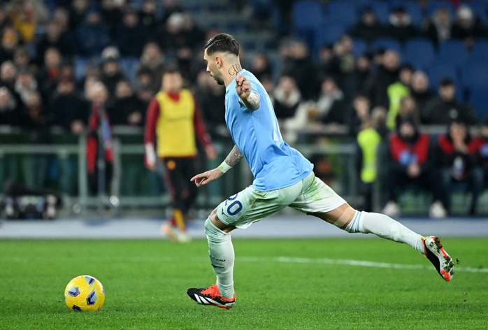 Cầu thủ, CĐV AS Roma và Lazio nóng đầu, tứ kết Coppa Italia gián đoạn- Ảnh 2. Cầu thủ, CĐV AS Roma và Lazio nóng đầu, tứ kết Coppa Italia gián đoạn- Ảnh 2.