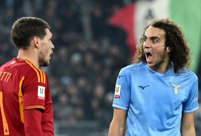 Cầu thủ, CĐV AS Roma và Lazio nóng đầu, tứ kết Coppa Italia gián đoạn- Ảnh 3. Cầu thủ, CĐV AS Roma và Lazio nóng đầu, tứ kết Coppa Italia gián đoạn- Ảnh 3.
