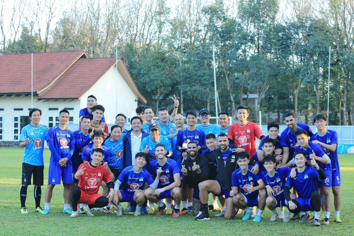 HLV Kiatisuk nói gì khi chia tay Hoàng Anh Gia Lai?- Ảnh 2. HLV Kiatisuk nói gì khi chia tay Hoàng Anh Gia Lai?- Ảnh 2.