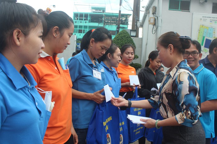 Đại diện Ban Giám đốc Công ty TNHH Sản xuất hàng tiêu dùng Bình Tiên tặng quà cho công nhân khó khăn. Ảnh: THANH NGA Đại diện Ban Giám đốc Công ty TNHH Sản xuất hàng tiêu dùng Bình Tiên tặng quà cho công nhân khó khăn. Ảnh: THANH NGA