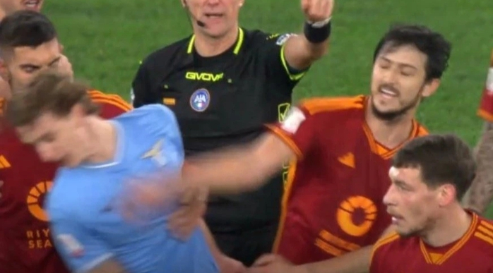 Cầu thủ, CĐV AS Roma và Lazio nóng đầu, tứ kết Coppa Italia gián đoạn- Ảnh 4. Cầu thủ, CĐV AS Roma và Lazio nóng đầu, tứ kết Coppa Italia gián đoạn- Ảnh 4.