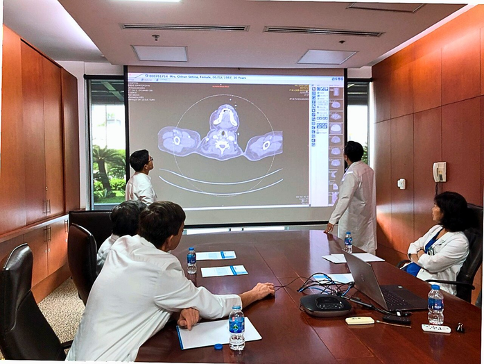 40 y bác sĩ cứu sống sản phụ nguy kịch từ Campuchia chuyển qua Việt Nam- Ảnh 1.
