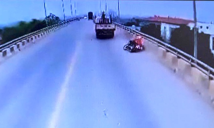Xin vượt không được, tài xế xe tải đánh lái khiến người đi xe máy ngã văng ra đường- Ảnh 1. Xin vượt không được, tài xế xe tải đánh lái khiến người đi xe máy ngã văng ra đường- Ảnh 1.