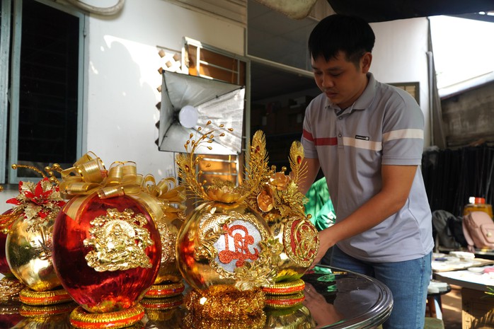 Dừa dát vàng làm không kịp bán ở TP HCM- Ảnh 4. Dừa dát vàng làm không kịp bán ở TP HCM- Ảnh 4.
