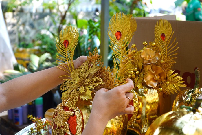 Dừa dát vàng làm không kịp bán ở TP HCM- Ảnh 3. Dừa dát vàng làm không kịp bán ở TP HCM- Ảnh 3.