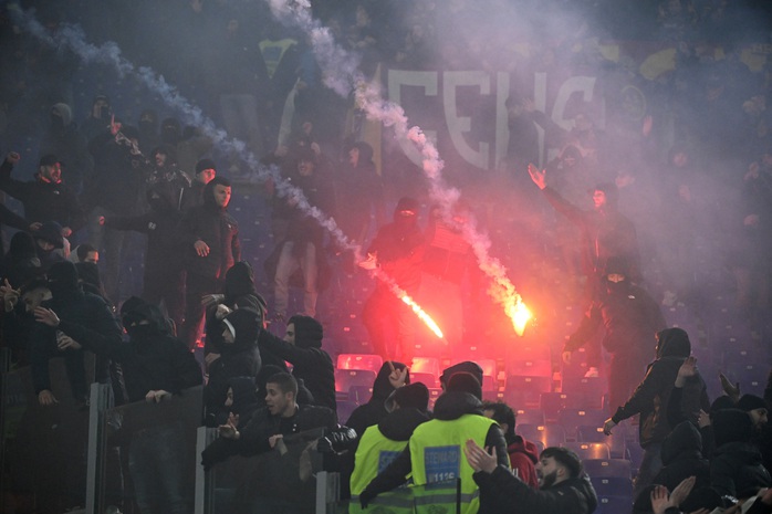 Cầu thủ, CĐV AS Roma và Lazio nóng đầu, tứ kết Coppa Italia gián đoạn- Ảnh 1. Cầu thủ, CĐV AS Roma và Lazio nóng đầu, tứ kết Coppa Italia gián đoạn- Ảnh 1.