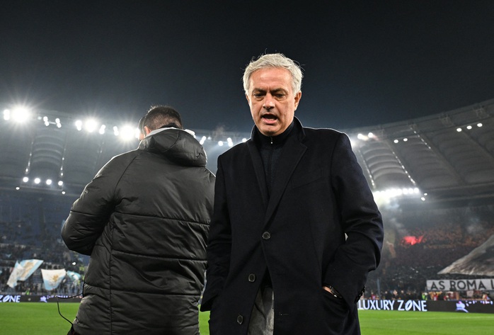 Cầu thủ, CĐV AS Roma và Lazio nóng đầu, tứ kết Coppa Italia gián đoạn- Ảnh 5. Cầu thủ, CĐV AS Roma và Lazio nóng đầu, tứ kết Coppa Italia gián đoạn- Ảnh 5.