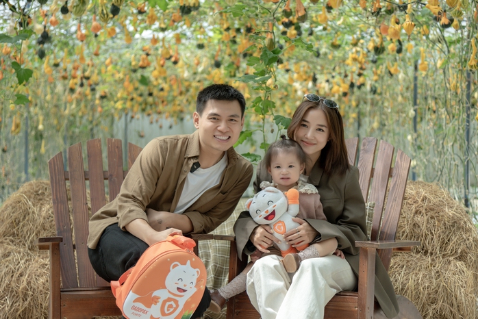 Gia đình Pam Yêu Ơi "phá đảo" livestream với 100.000 lượt xem- Ảnh 2. Gia đình Pam Yêu Ơi "phá đảo" livestream với 100.000 lượt xem- Ảnh 2.