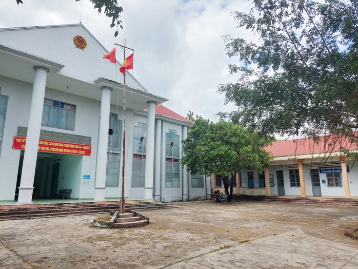 Lý do trụ sở UBND xã vắng như "chùa bà Đanh" trong giờ hành chính- Ảnh 1. Lý do trụ sở UBND xã vắng như "chùa bà Đanh" trong giờ hành chính- Ảnh 1.