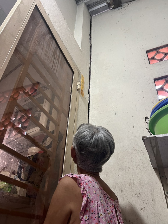 Cận cảnh nhà bị xé đôi tường, sụt lún do thi công cống thoát nước ở TP Thủ Dầu Một- Ảnh 5. Cận cảnh nhà bị xé đôi tường, sụt lún do thi công cống thoát nước ở TP Thủ Dầu Một- Ảnh 5.