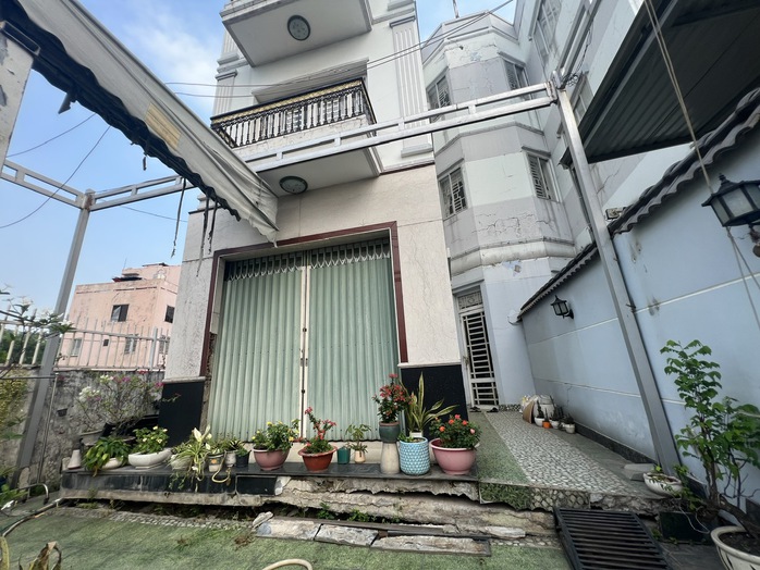 Cận cảnh nhà bị xé đôi tường, sụt lún do thi công cống thoát nước ở TP Thủ Dầu Một- Ảnh 4. Cận cảnh nhà bị xé đôi tường, sụt lún do thi công cống thoát nước ở TP Thủ Dầu Một- Ảnh 4.